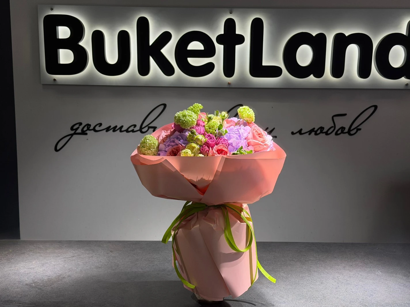 Букет від BuketLand на столі